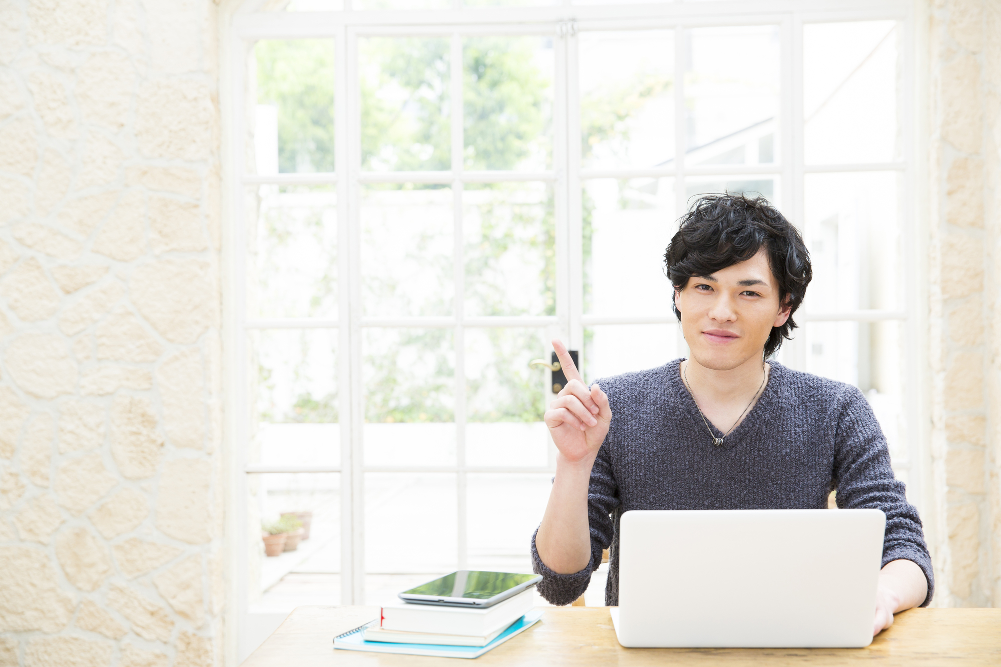 自宅で気軽に始められる？ネットビジネスを副業にするためのコツ